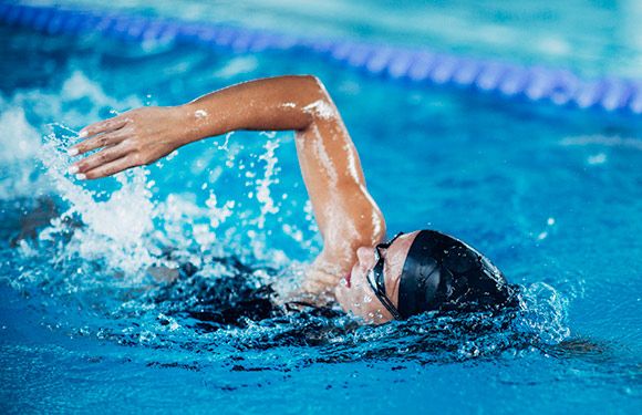 eine Dame, die Freistil schwimmt