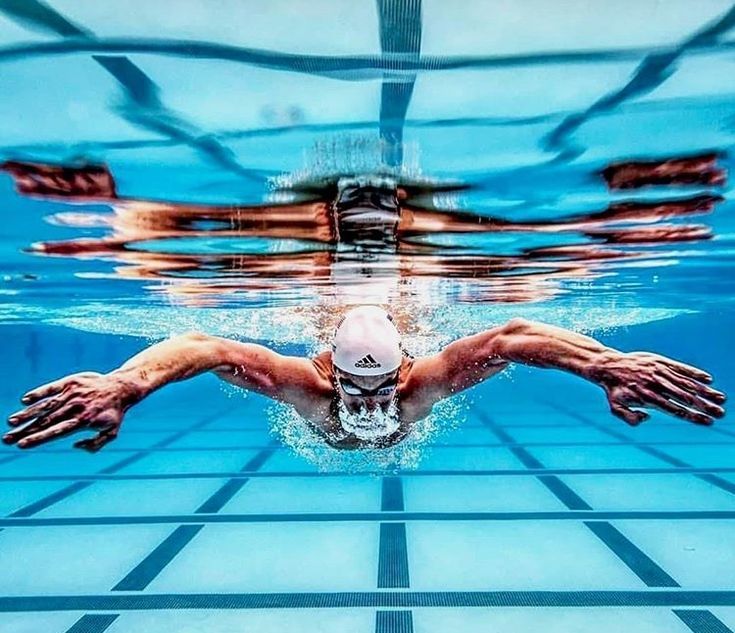 ein Mann, der im Pool schwimmt