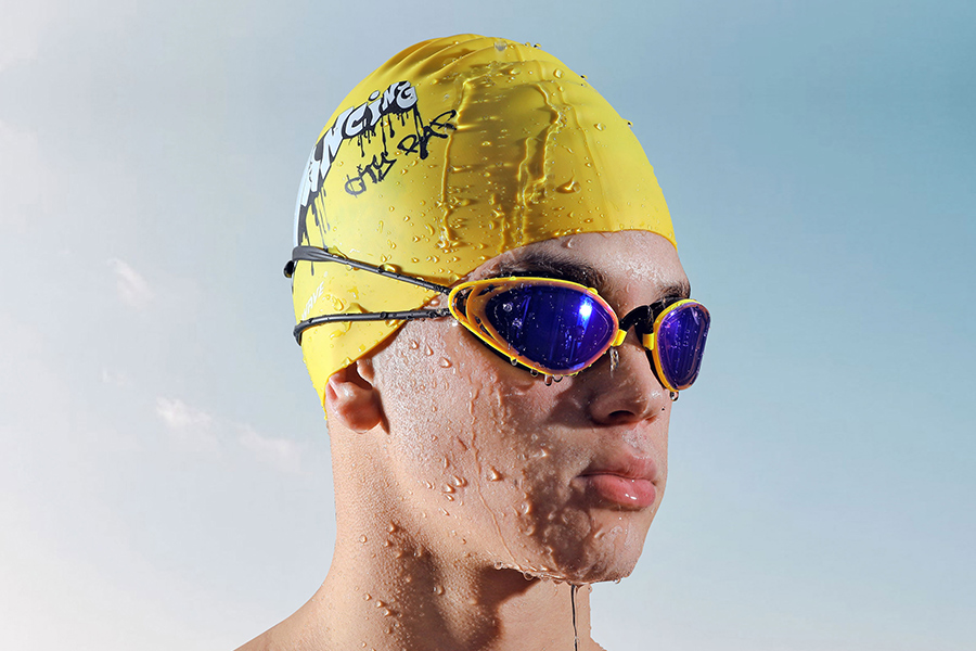 ein Mann mit einer Schwimmbrille