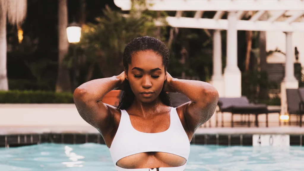 Pouvez-vous porter un soutien-gorge de sport pour nager ?